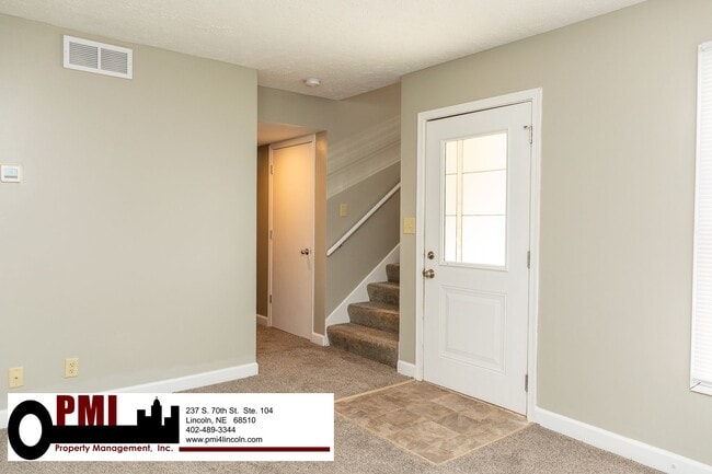Building Photo - 3 Bedroom and 1.5 bathroom Duplex for Rent
