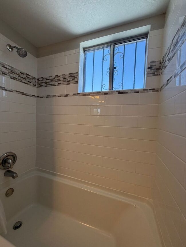 Building Photo - Charming 2 Bed, 2 Bath Townhome with Private Outdoor Spaces!