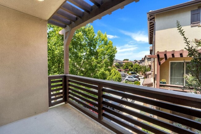 Building Photo - Townhome in the Lakepointe Point Community!