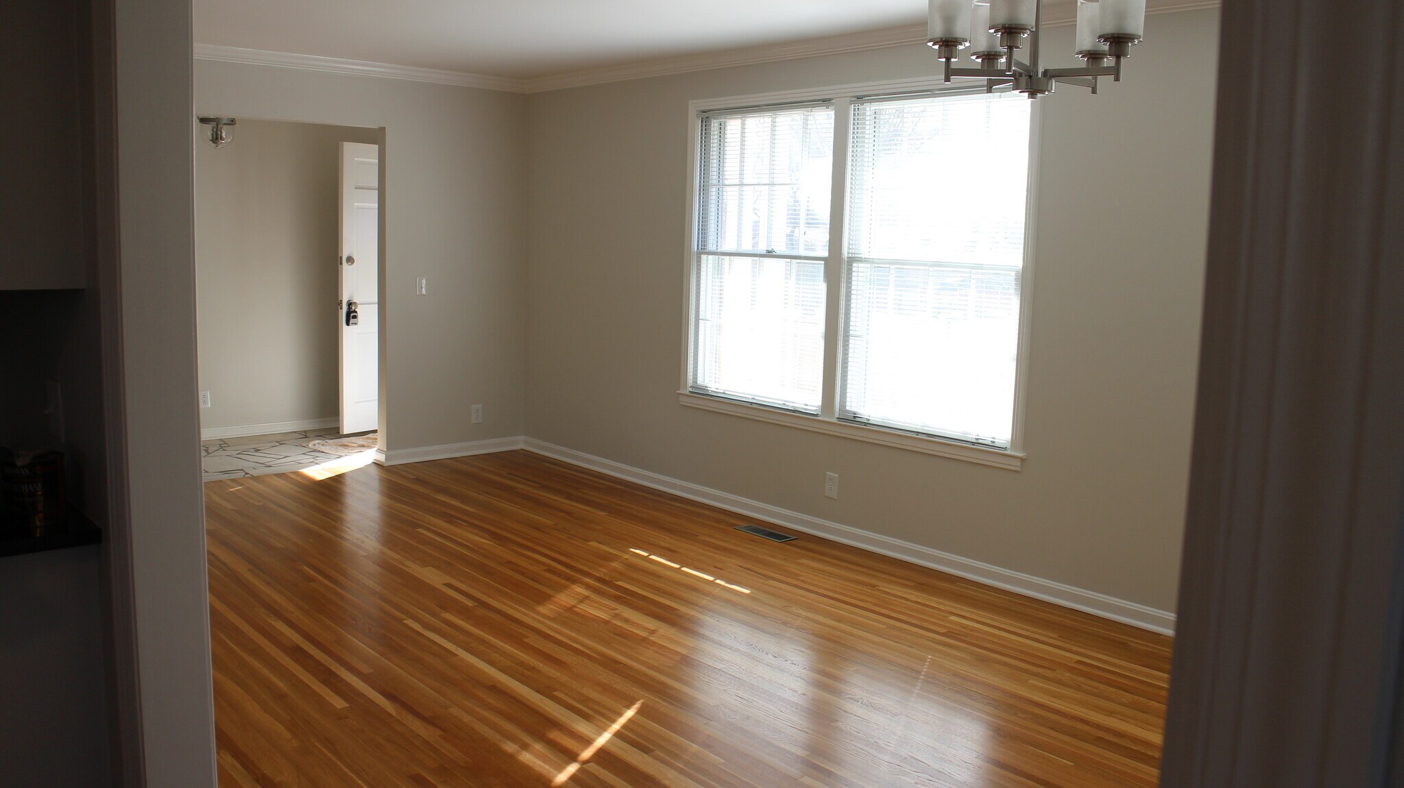 Living/dining room. - 2614 Edge O Lake Dr