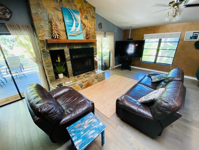 Building Photo - 3401 E Debazan Ave