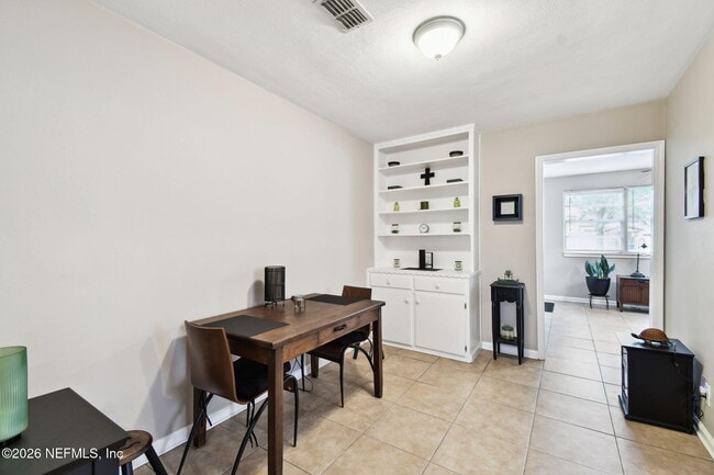 Building Photo - 828 Acosta St