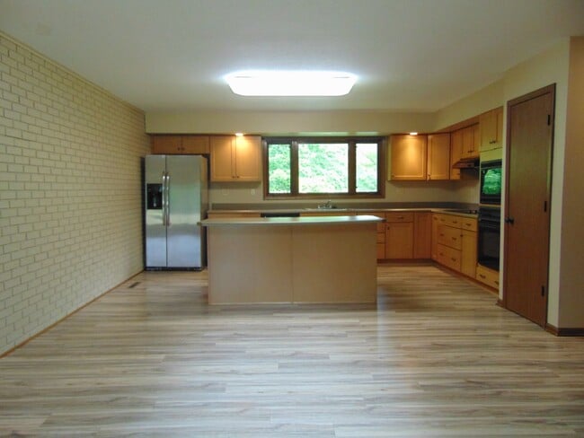 Building Photo - Amazing 3 Bed 2 Bath Country Home With Fab...