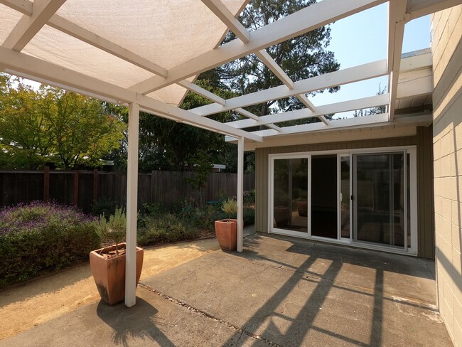 Building Photo - THREE BEDROOM / TWO BATH EICHLER HOME IN G...