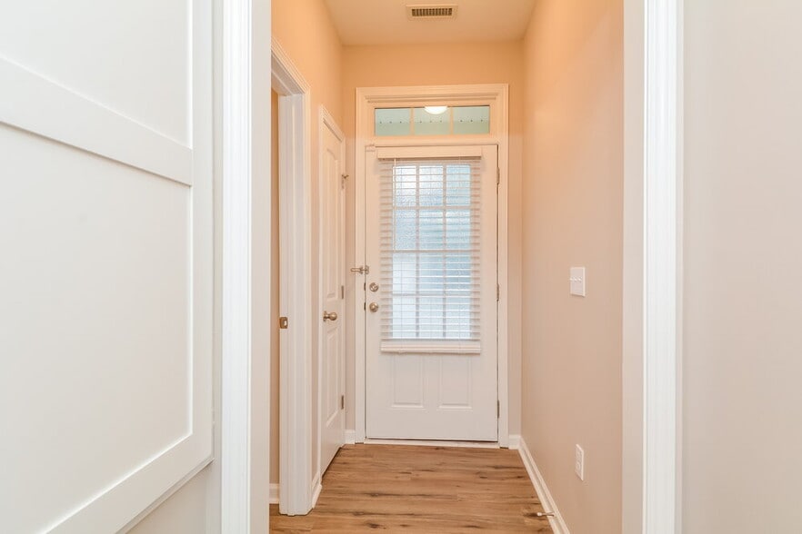 Building Photo - 229 Breezemont Dr