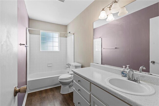 Building Photo - 547 Picketts Bend Cir