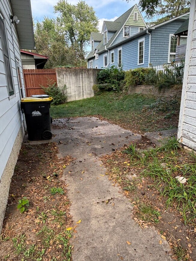 Building Photo - AVAILABLE NOW!!!  1 bedroom, 1 bath house ...