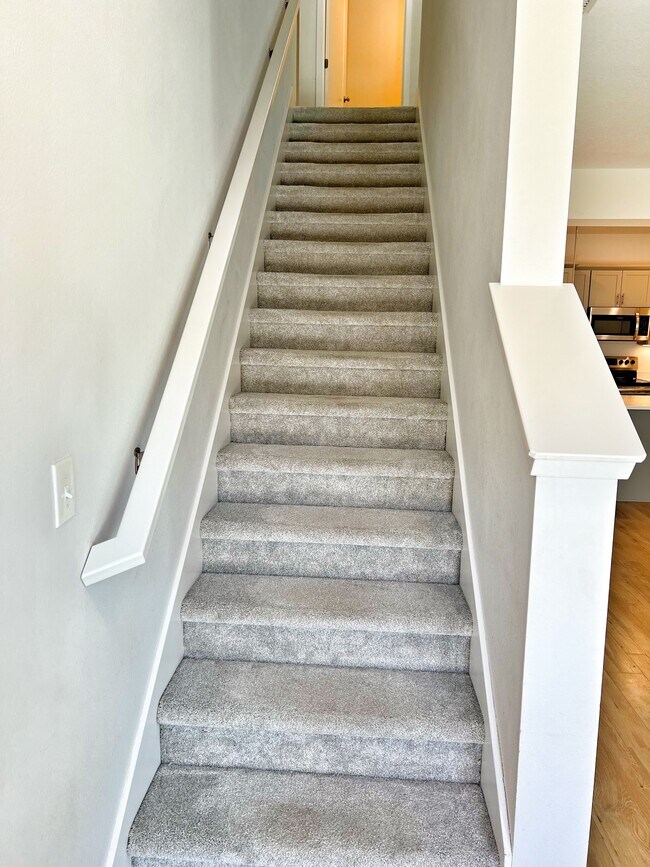 Building Photo - 327 NE Otter Dr