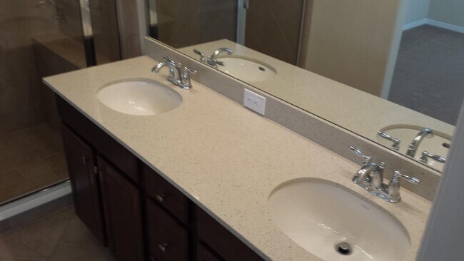 Building Photo - 3 Bed 2.5 Bath Tech Savy Corner Townhouse ...