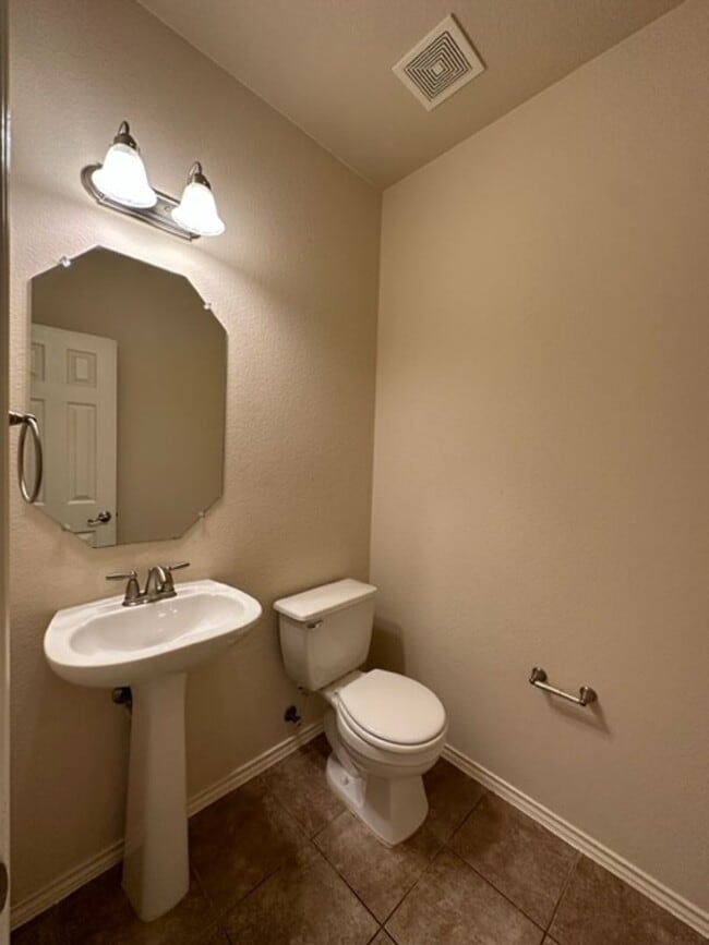 Building Photo - Wonderful home is South Austin. Great loca...