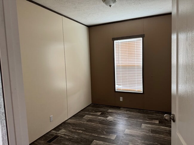 Building Photo - 573 Banjo Way