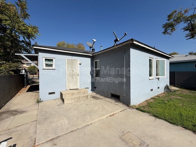 Building Photo - 3240 Del Vina St