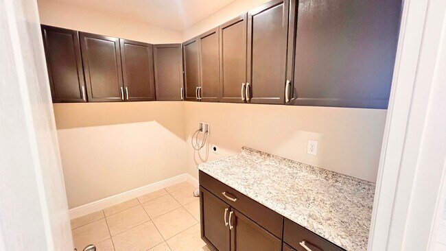 Building Photo - Immaculate 4 BR / 3 BA - With an OFFICE!