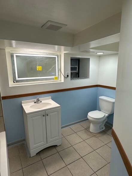 Building Photo - 5254 S Sacramento Ave