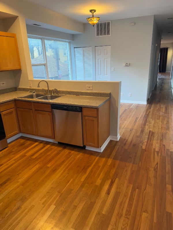 Building Photo - 3816 W Ainslie St