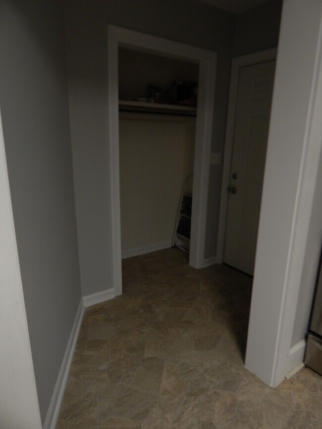 Building Photo - Lower Level, 1 Bedroom Apartment Near Johnnie Mercer's Pier, Includes Utilities and Off Street Pa...