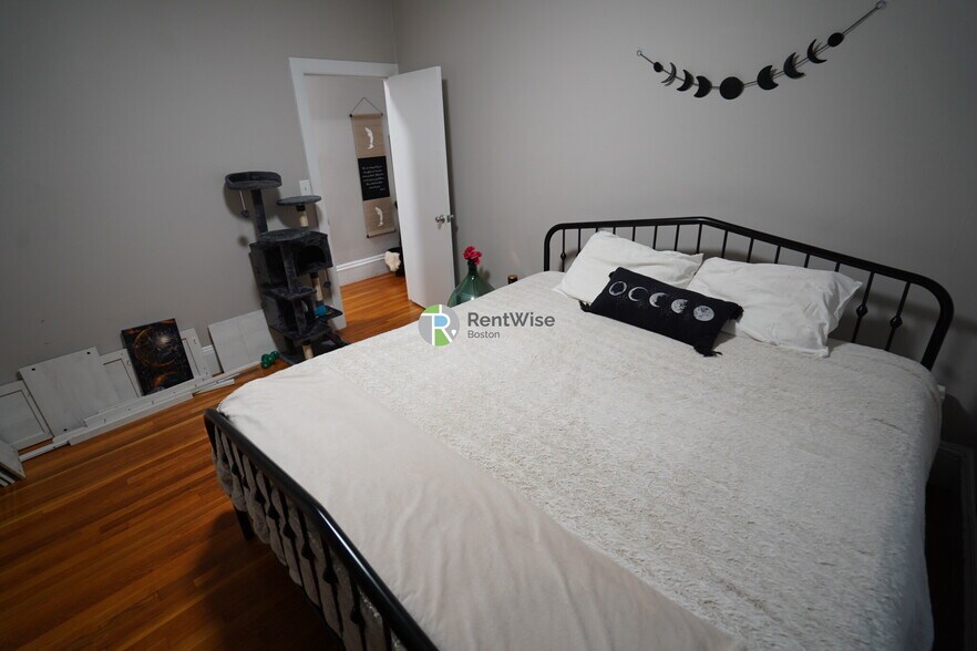 Building Photo - 1455 Beacon St