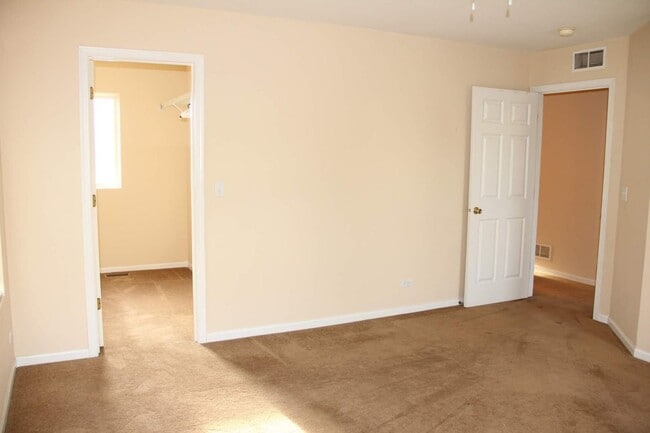 Building Photo - Beautiful 3 Bed/2.5 Bath Townhome Located in Carpentersville!