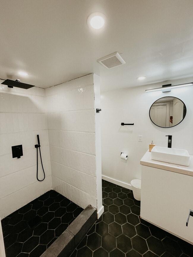 Building Photo - 3225 Colcord Ave