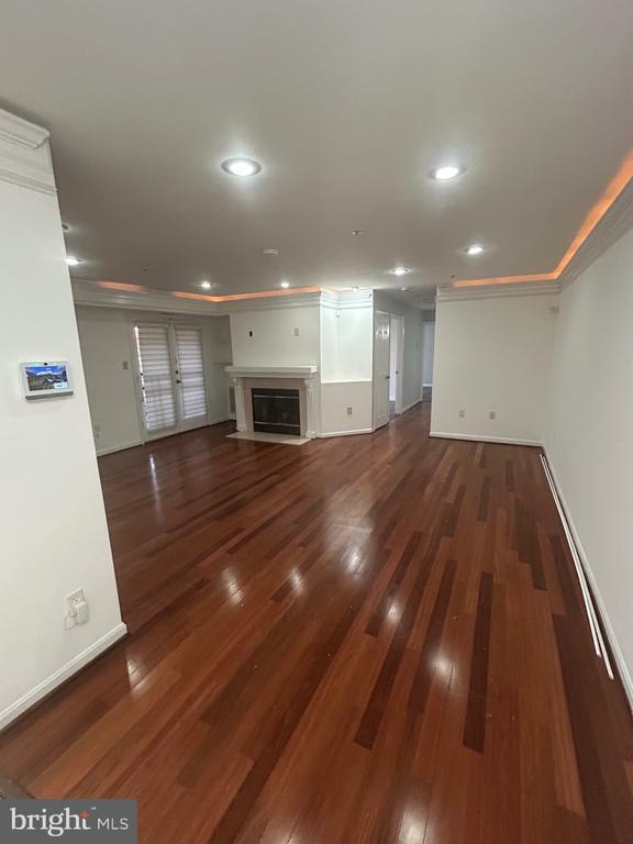 Building Photo - 9811 Lake Point Ct