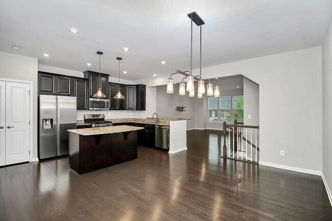 Building Photo - Stunning 3 Story 3BD/2+2HalfBA Townhome in...