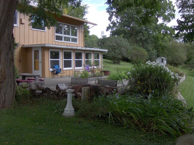 South view/patio area - 1111 Forest St
