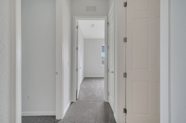 Building Photo - Beautiful 3/2 Condo in Davenport! Water and basic internet included!