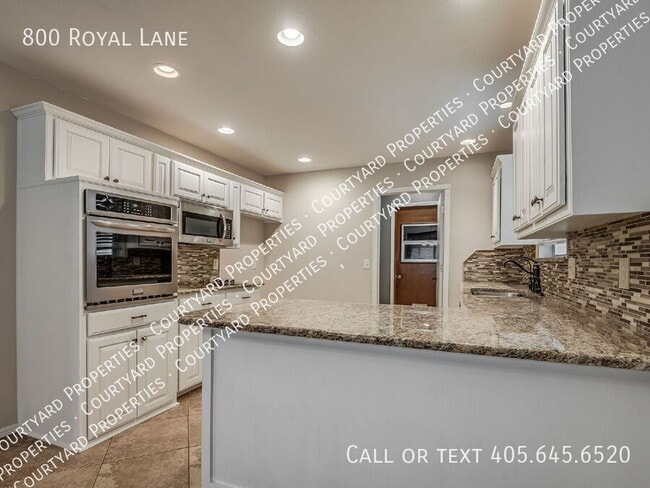 Building Photo - 800 Royal Ln