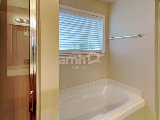 Building Photo - 219 Highland Falls Dr