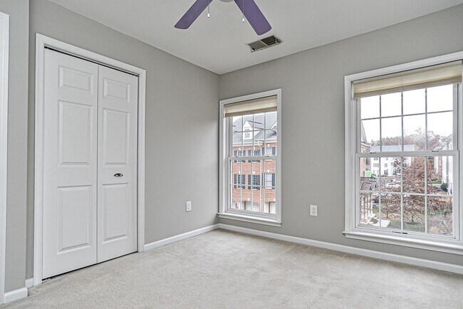 Building Photo - 4654 Hummingbird Ln