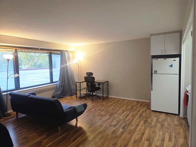 Building Photo - 3100 N Lake Shore Dr