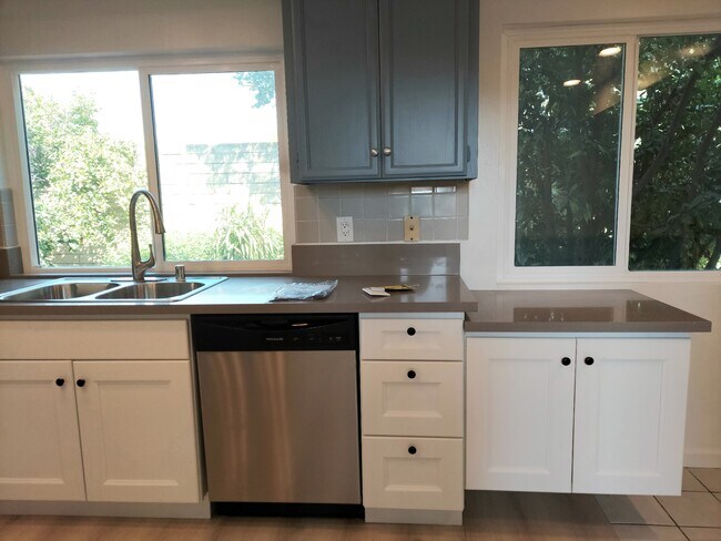 Building Photo - 15702 Sunburst Ln