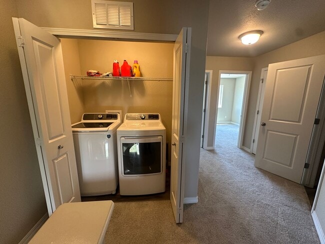 Building Photo - Modern Living in Skyview Village