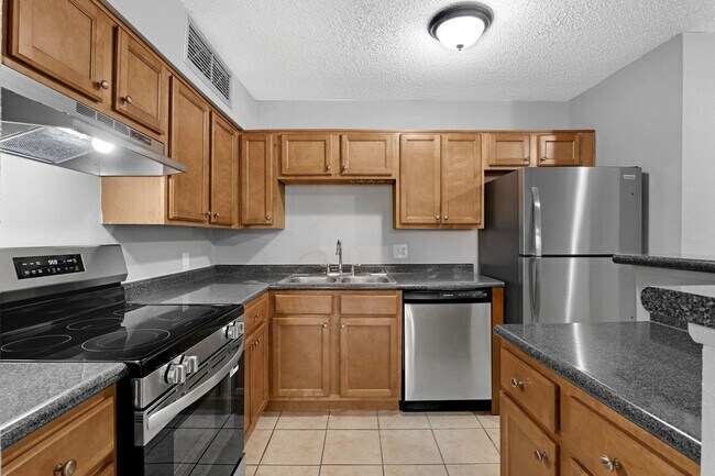 Building Photo - 1/1 Condo in Gated Lakefront Community ~ Laminate Flooring and Brand-New SS Appliances!!