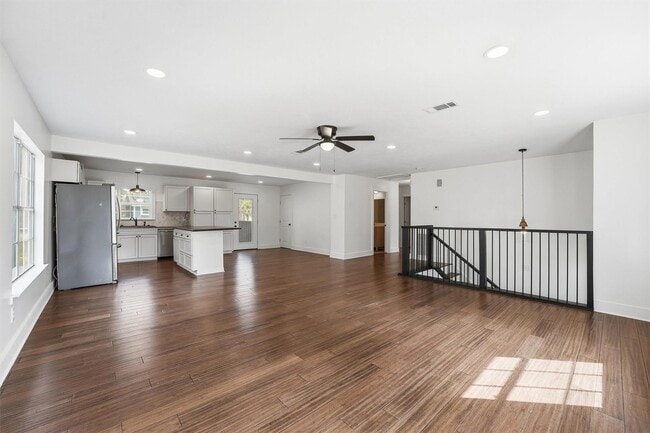 Building Photo - 3211 Park Garden Dr