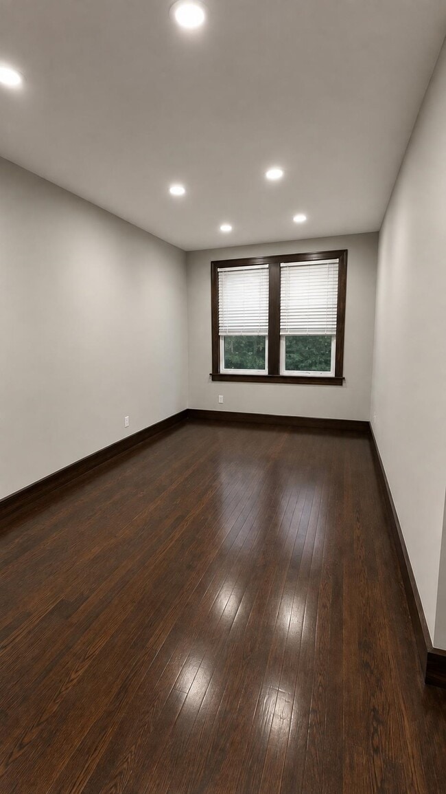 Building Photo - 171 W 19th St
