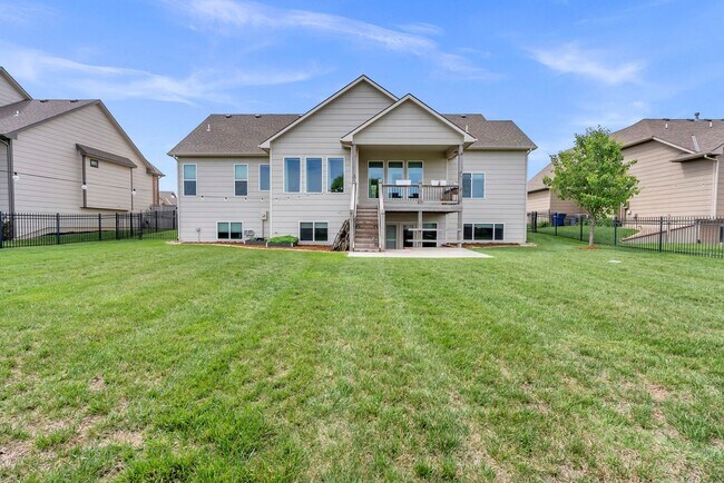 Building Photo - Luxury Home - Month-to-Month or 6-month Le...