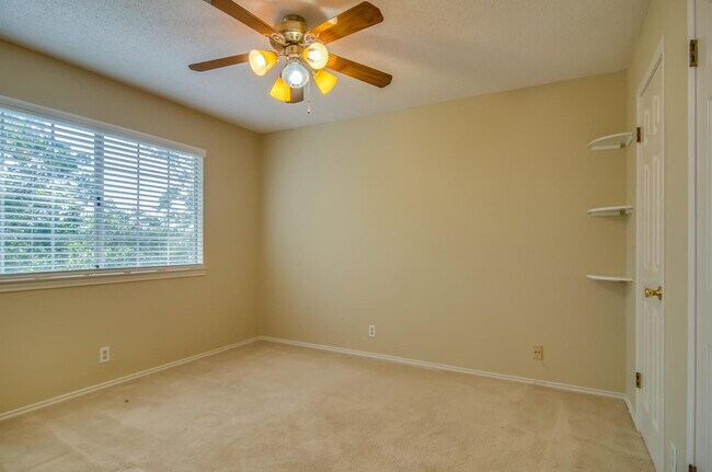 Building Photo - Wonderful 4BR/2.5 Bath in Encino Park -- D...
