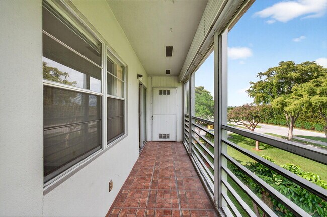 Building Photo - 116 Mansfield C