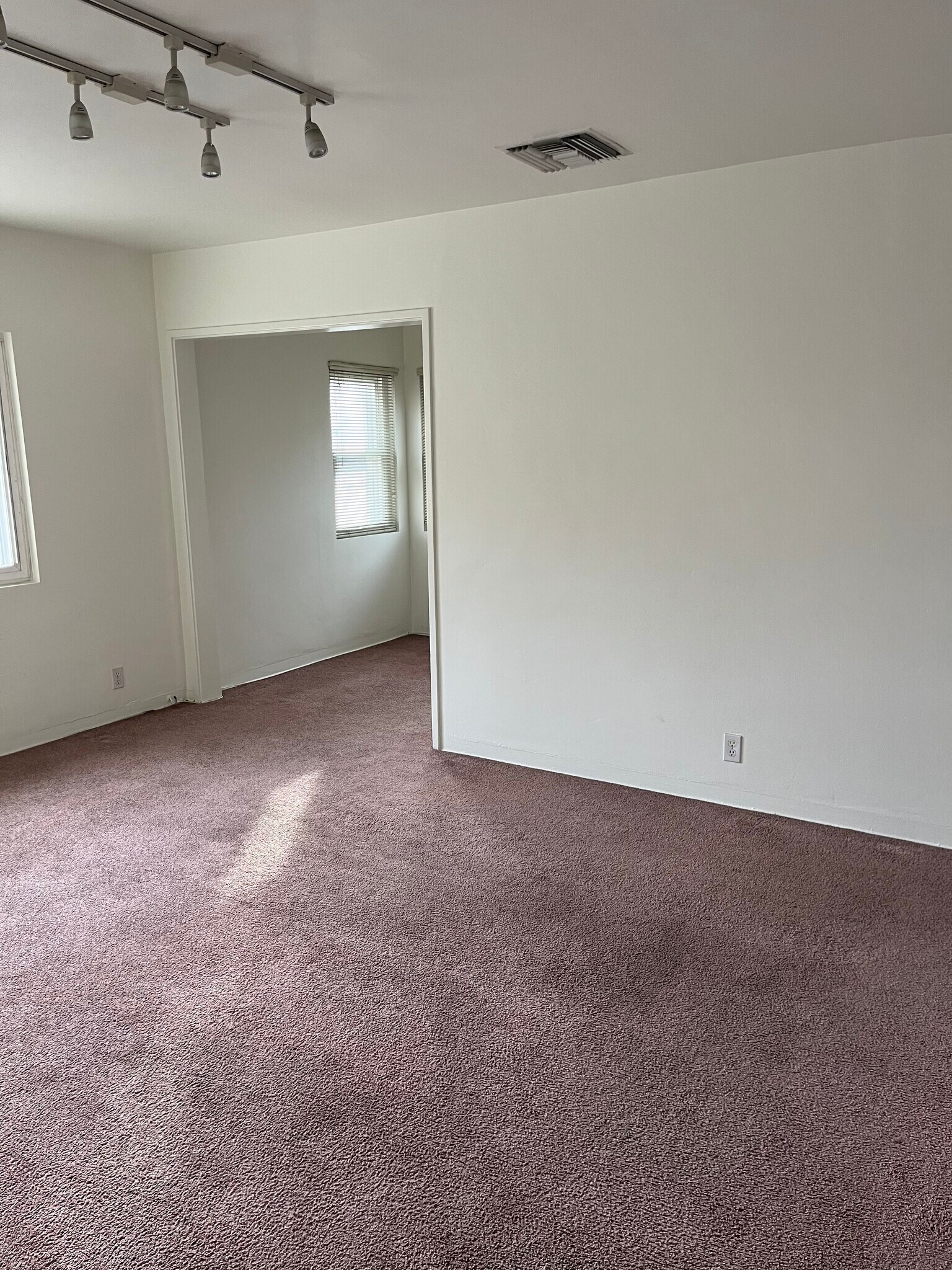 Living Room - 811 E Nutwood St