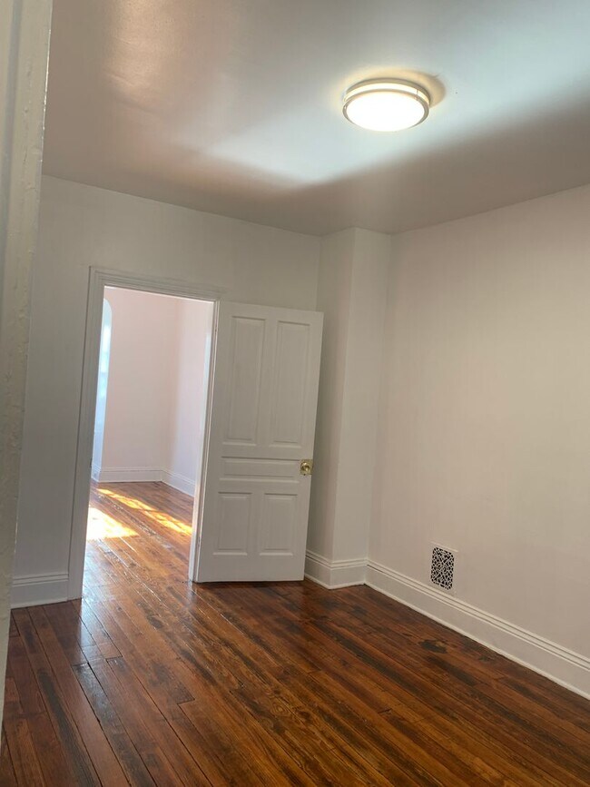Building Photo - Coming Soon! 3 Bedroom 1 Bath 2nd/3rd Floo...