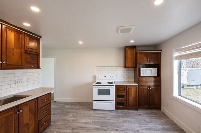 Building Photo - County living - 2 Bed with office space located close to Salem Area - MORE PICS AND VIDEO TO COME