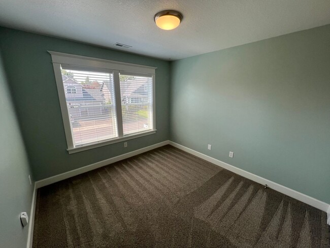 Building Photo - Large Three Bedroom Home in West Salem wit...