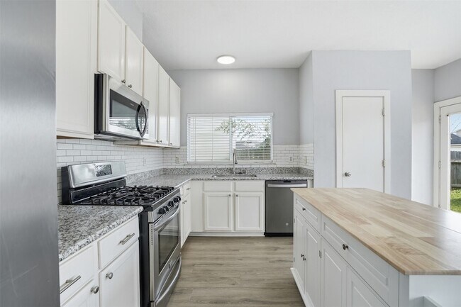 Building Photo - 11930 Longwood Garden Way