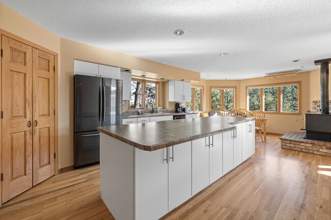 Building Photo - Fully Furnished 5BR Home in the Hills – Move-In Ready