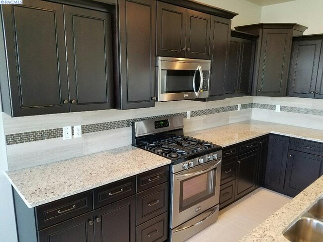Building Photo - Newer Construction Townhouse in Horn Rapids