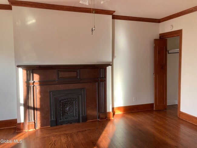 Building Photo - 162 4th St