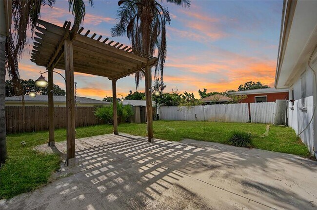 Building Photo - 2127 Scotland Dr