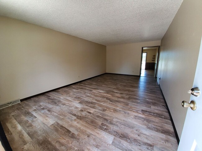 Building Photo - 3 bed 2.5 bath townhouse