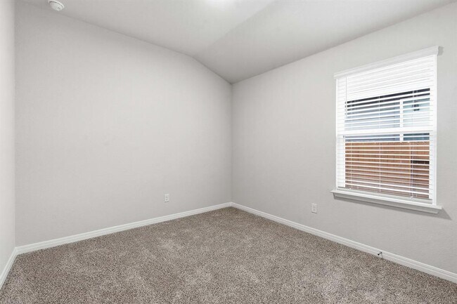 Building Photo - 825 Sun Grv Trl